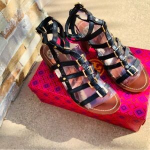 Gorgeous Tory Burch black leather gladiator sandals with block heel, size 7.5